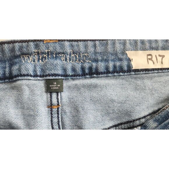 R17  Wild Fable distressed cut-off jean shorts with lace - Picture 7 of 8